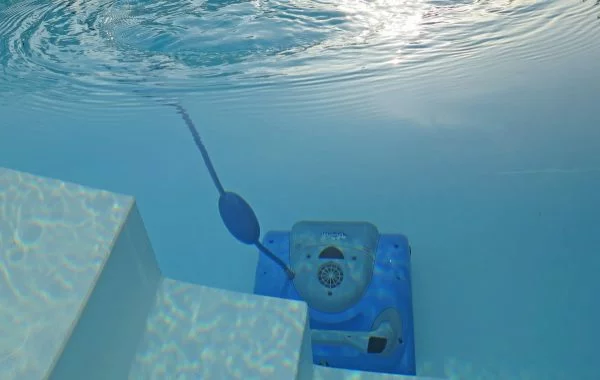 Robot nettoyeur de piscine sous l'eau