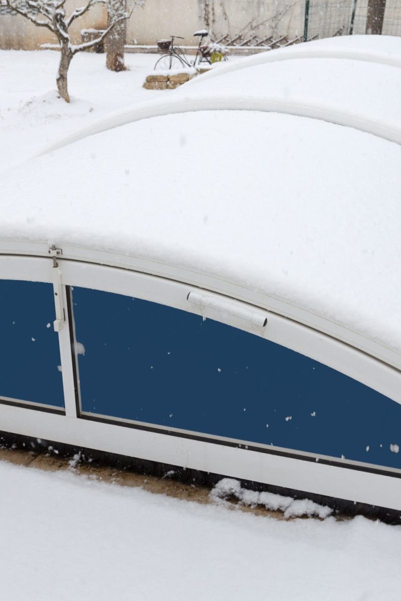 abri piscine sous la neige